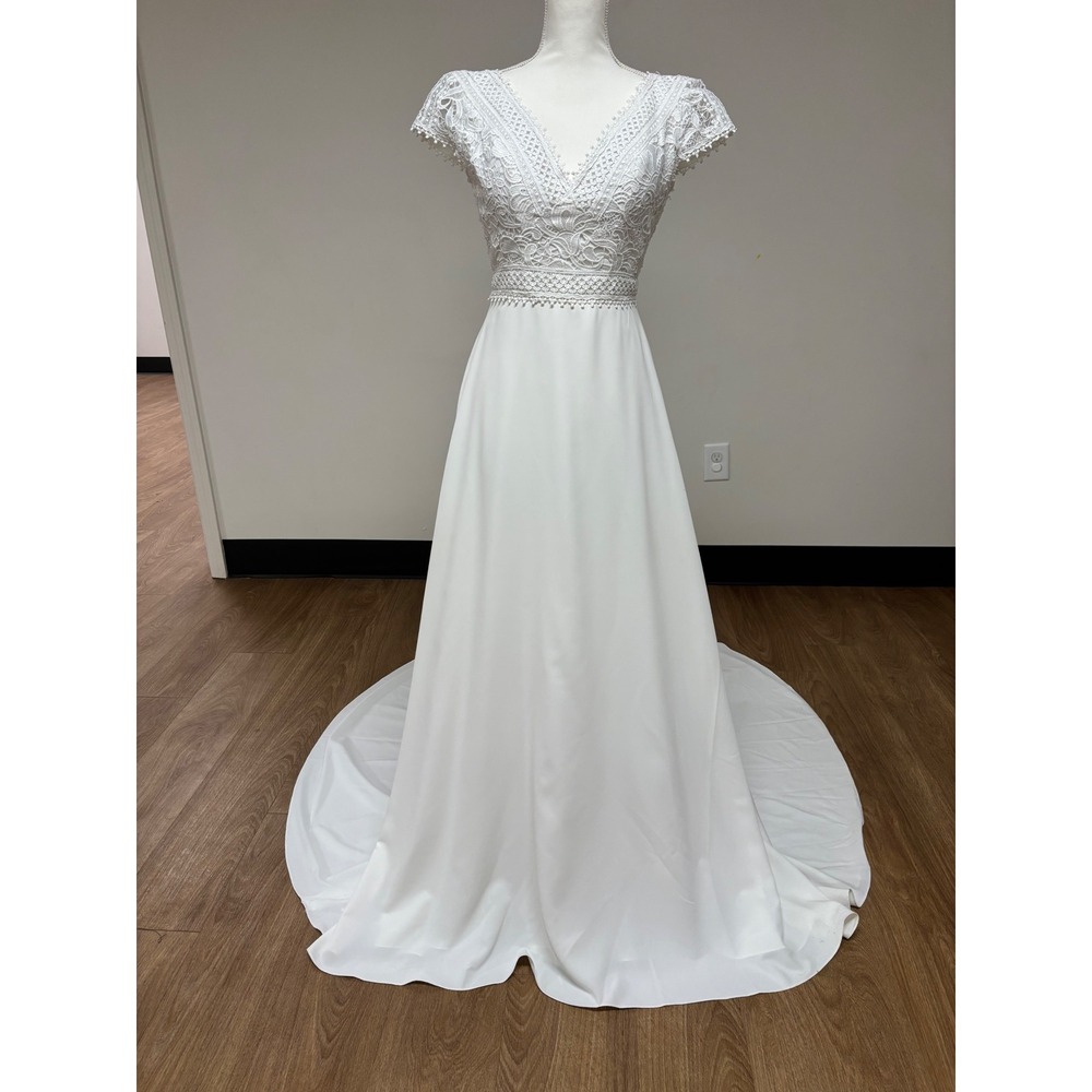 Carrafina White A-Line Wedding Gown, Size 2‎